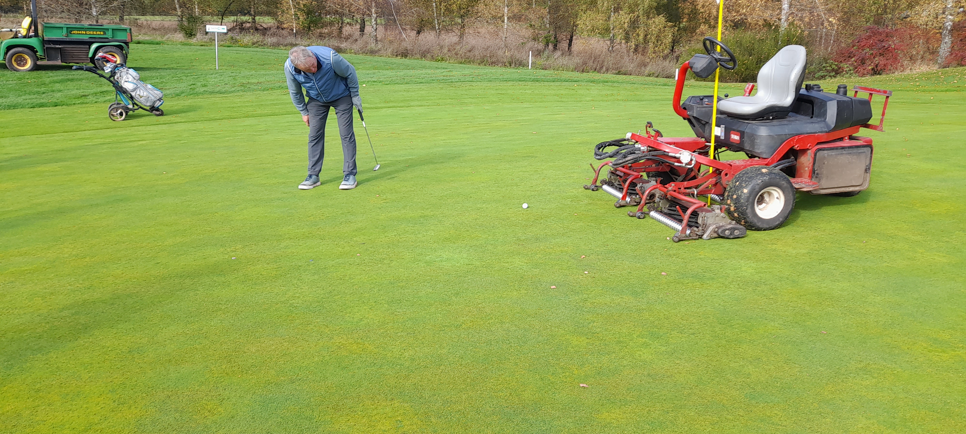 Putten durch die Mitte des Grunmahers ins Loch Bahn 17